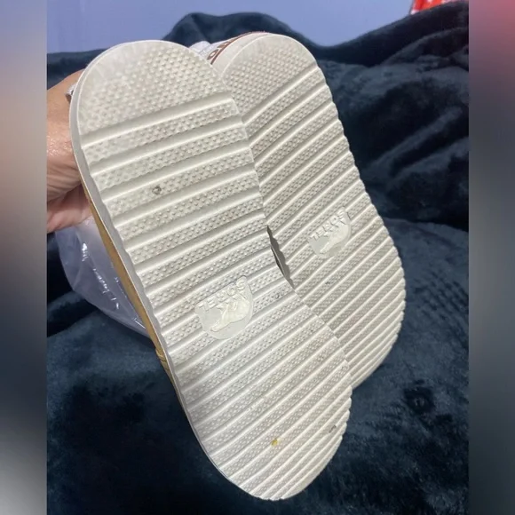 Sorel Tan Loafers Sleek Slip-On Design - Picture 3 of 13